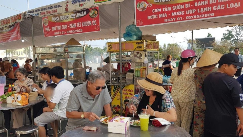 A large number of people and tourists participate in the Tra On Vegetarian Food Festival, the festival atmosphere is exciting and bustling. Photo: An Nhien