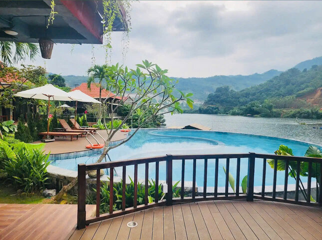 Những địa điểm du lịch ở lòng hồ Hòa Bình hút khách du lịch. Ảnh: Minh Nguyễn