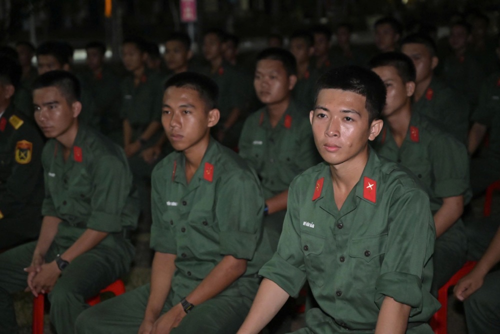 Chiếu phim phục vụ cán bộ, chiến sĩ tại Tiểu đoàn 512, Trung đoàn 892. Ảnh: Lê Vy