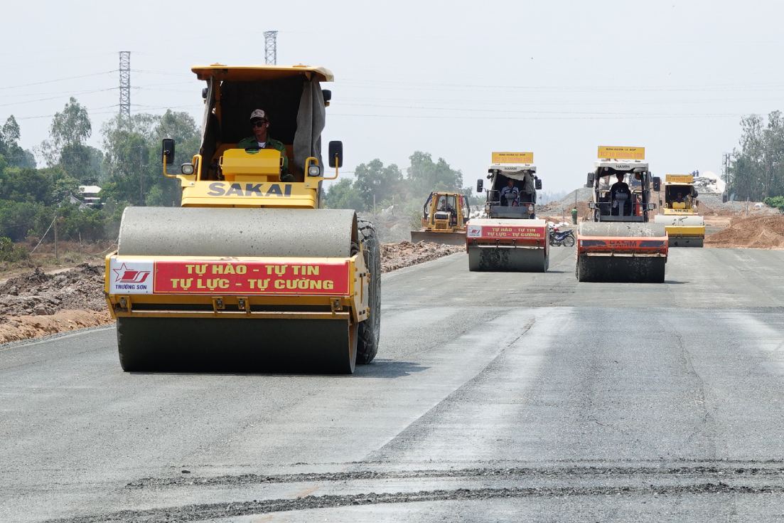 Công nhân thi công tại điểm đầu dự án cao tốc ở An Giang. Ảnh: Tạ Quang
