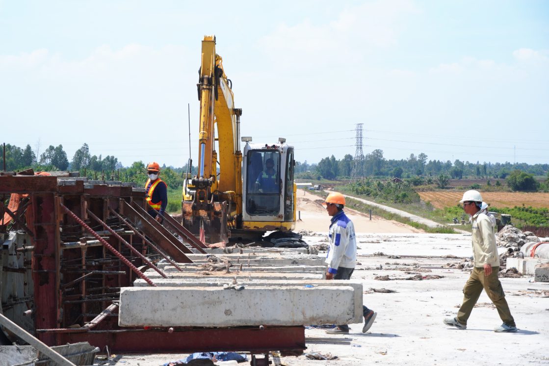 Thưởng tiền khoảng 1 triệu đồng/người/ngày giúp công nhân thêm động lực bám công trường, hoàn thành nhiệm vụ. Ảnh: Tạ Quang
