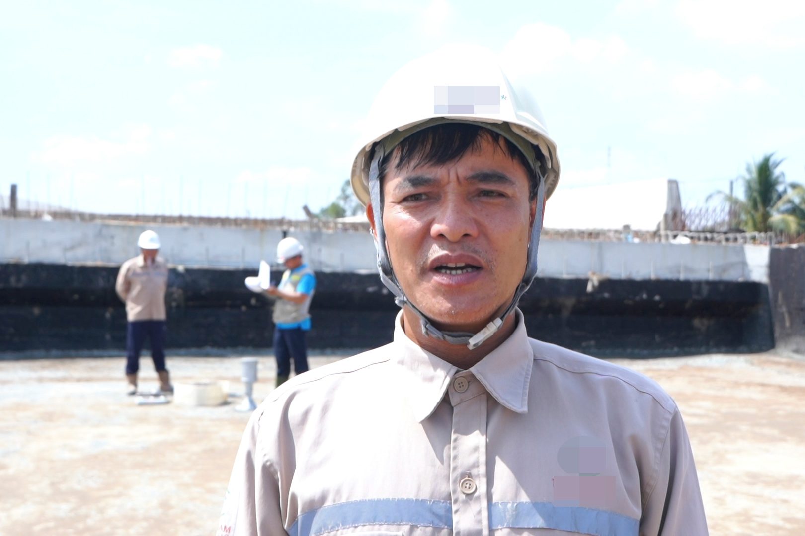 Ông Nguyễn Văn Toán đại diện nhà thầu thông tin tiến độ thi công đến phóng viên. Ảnh: Tạ Quang
