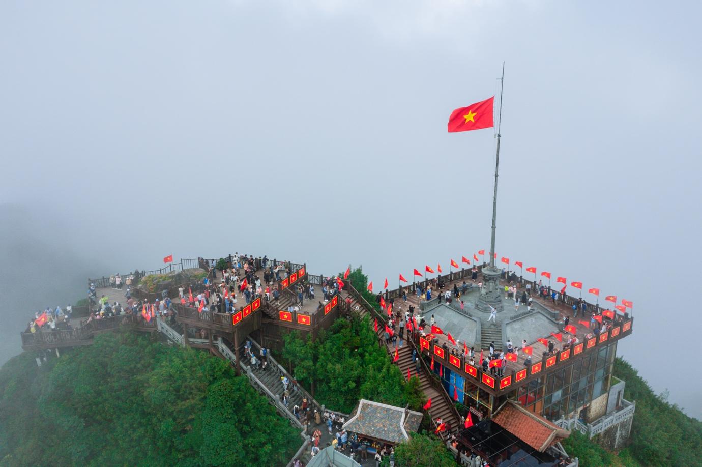 Thousands of tourists in red flag and yellow star shirts present at Fansipan (Lao Cai) on April 30. Photo: Thoi Dai