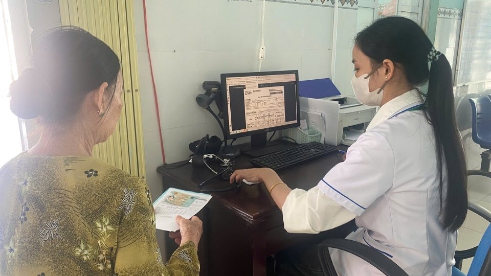 Người dân đến khám chữa bệnh tại trạm y tế, nâng cao chất lượng chăm sóc sức khỏe ban đầu. Ảnh: Hoàng Lộc