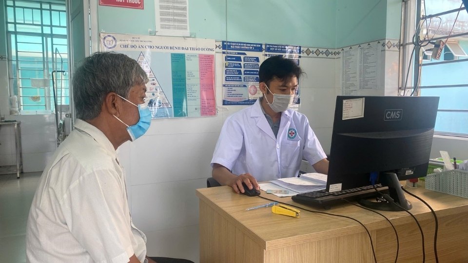 L'application de la transformation numérique dans la santé contribue à améliorer la qualité des examens et des traitements médicaux au niveau de base à Vĩnh Long. Photo: Hoàng Lộc