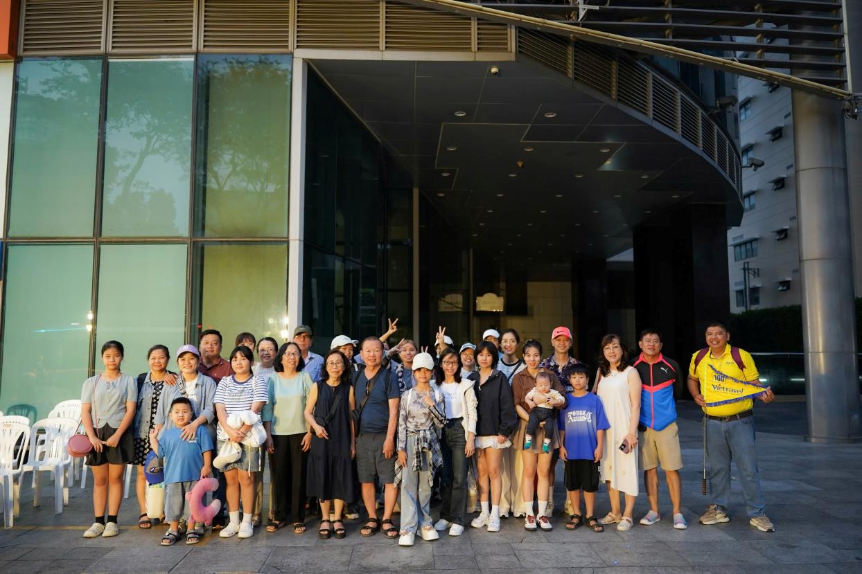 The tourist group departs for tourism on the 30th holiday. 4. Photo: Provided by unit