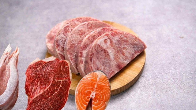 Freezing meat is a common preservation method in many families. Graphic photo: Huong Son