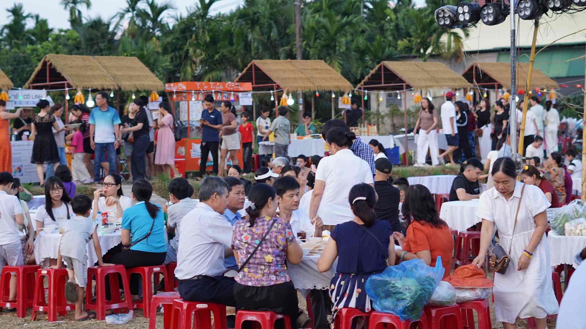 Thousands of people come to enjoy hometown cuisine in Ba Danh field, Binh Thanh village, Phuoc Giang commune, Quang Ngai province. Photo: Xuan Hoanh