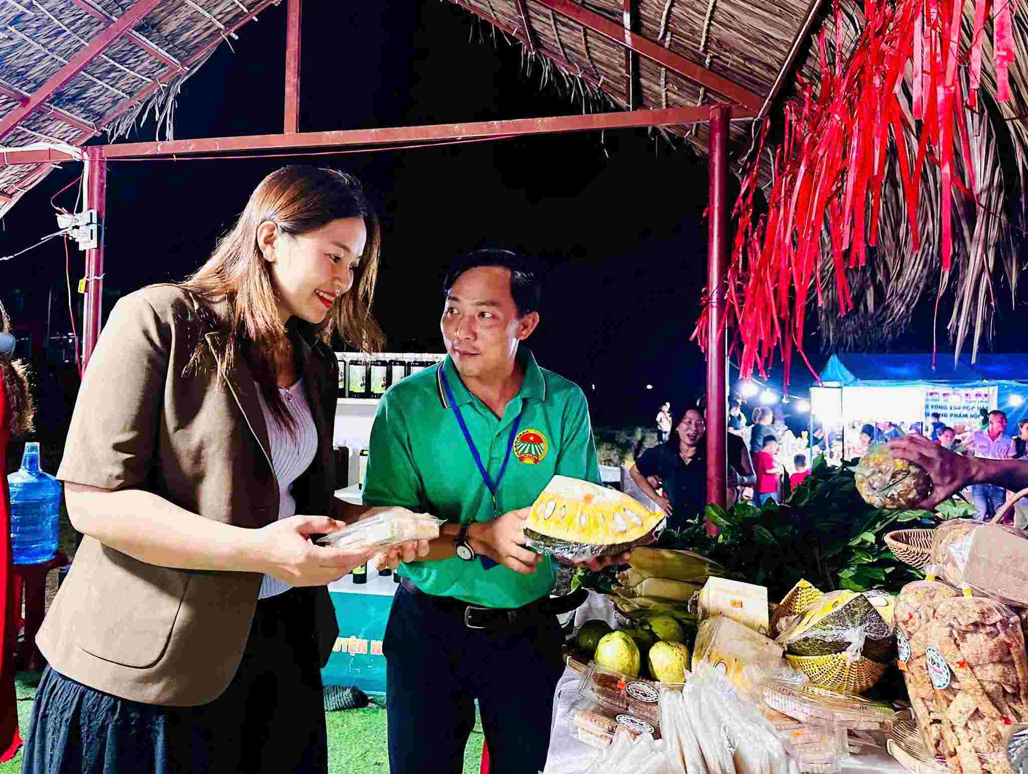 Ngoài thưởng thức ẩm thực ngay tại chỗ, du khách còn mua thêm nhiều đặc sản Quảng Ngãi để mang về. Ảnh: Xuân Hoanh