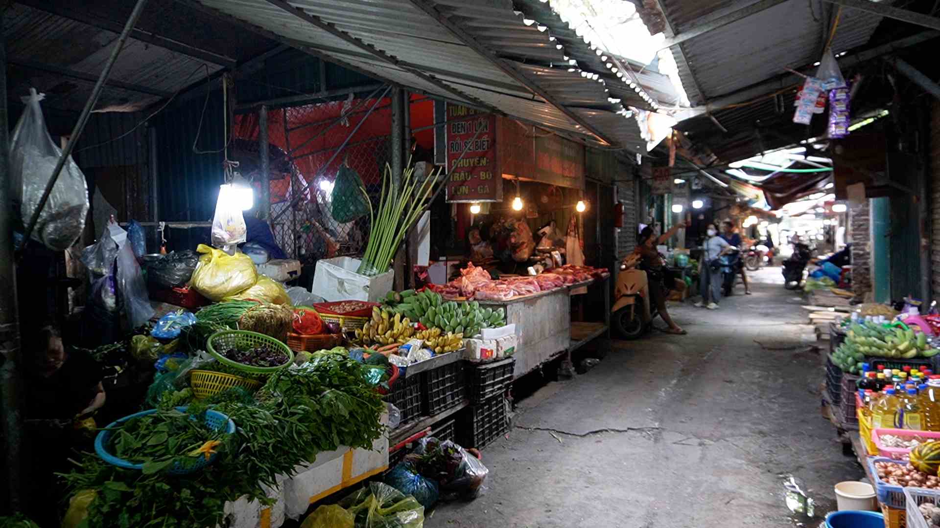 Les gens quittent les rues pendant les vacances, le marché de Hanoï est sombre.