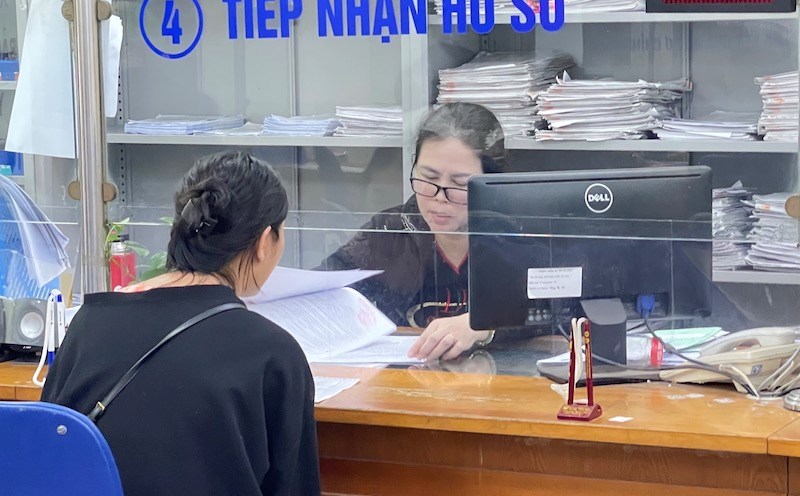 Vietnam Social Security officials advise on social insurance policies for employees. Photo: Ha Anh