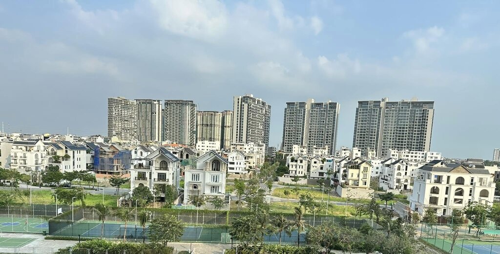 The real estate market is still too dependent on credit capital flows. Photo: Bao Chuong