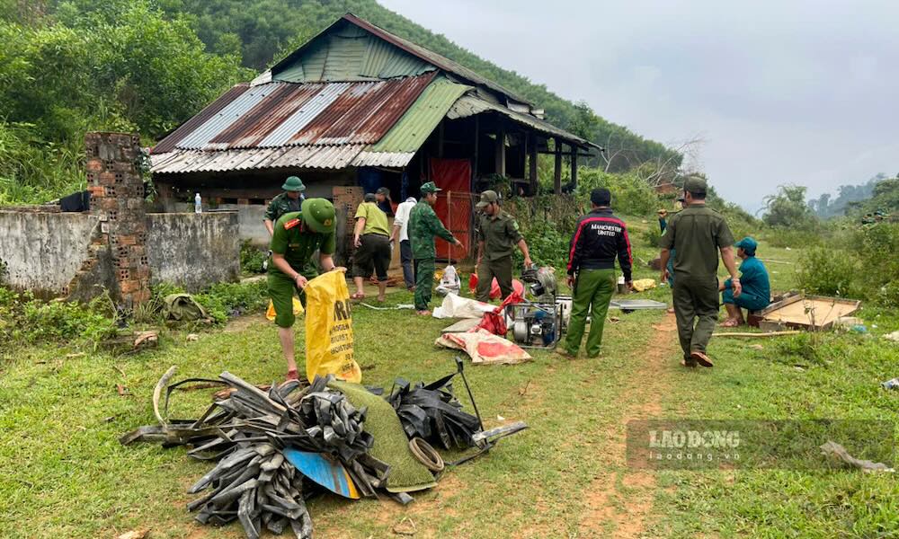 Lực lượng truy quét có mặt ở “công trường” khai thác vàng trái phép ở khe Bung mà Báo Lao Động từng đối diện với vàng tặc hồi giữa tháng 4.2026. Ảnh: Phóng viên