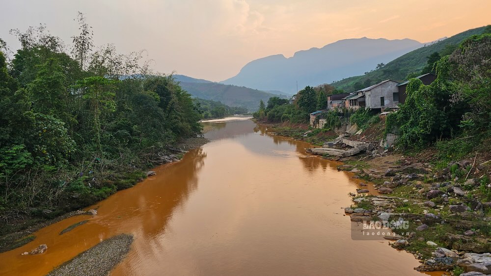 Nước sông Đakrông đoạn qua xã La Lay, (tỉnh Quảng Trị) bị nhuộm đỏ do nạn khai thác vàng trái phép ở rừng núi xã A Lưới 1 (TP Huế). Ảnh: Phóng viên