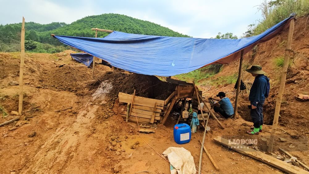 Nhóm phóng viên Báo Lao Động đi vào “sào huyệt” của vàng tặc, bắt gặp các đối tượng lắp đặt máy móc để khai thác vàng trái phép (Ảnh chụp giữa tháng 4.2026). Ảnh: Phóng viên