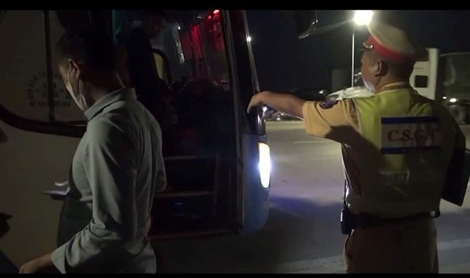 The Traffic Police Department fined passenger cars carrying more than 21 people compared to regulations. Photo: Hai Phong Police