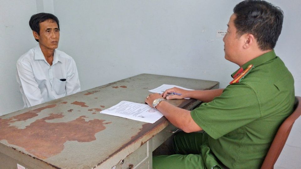 La fuerza policial ejecuta la orden de arresto temporal de Cao Phước Dũng para investigar el acto de robo de propiedad. Foto: Policía de Vĩnh Long