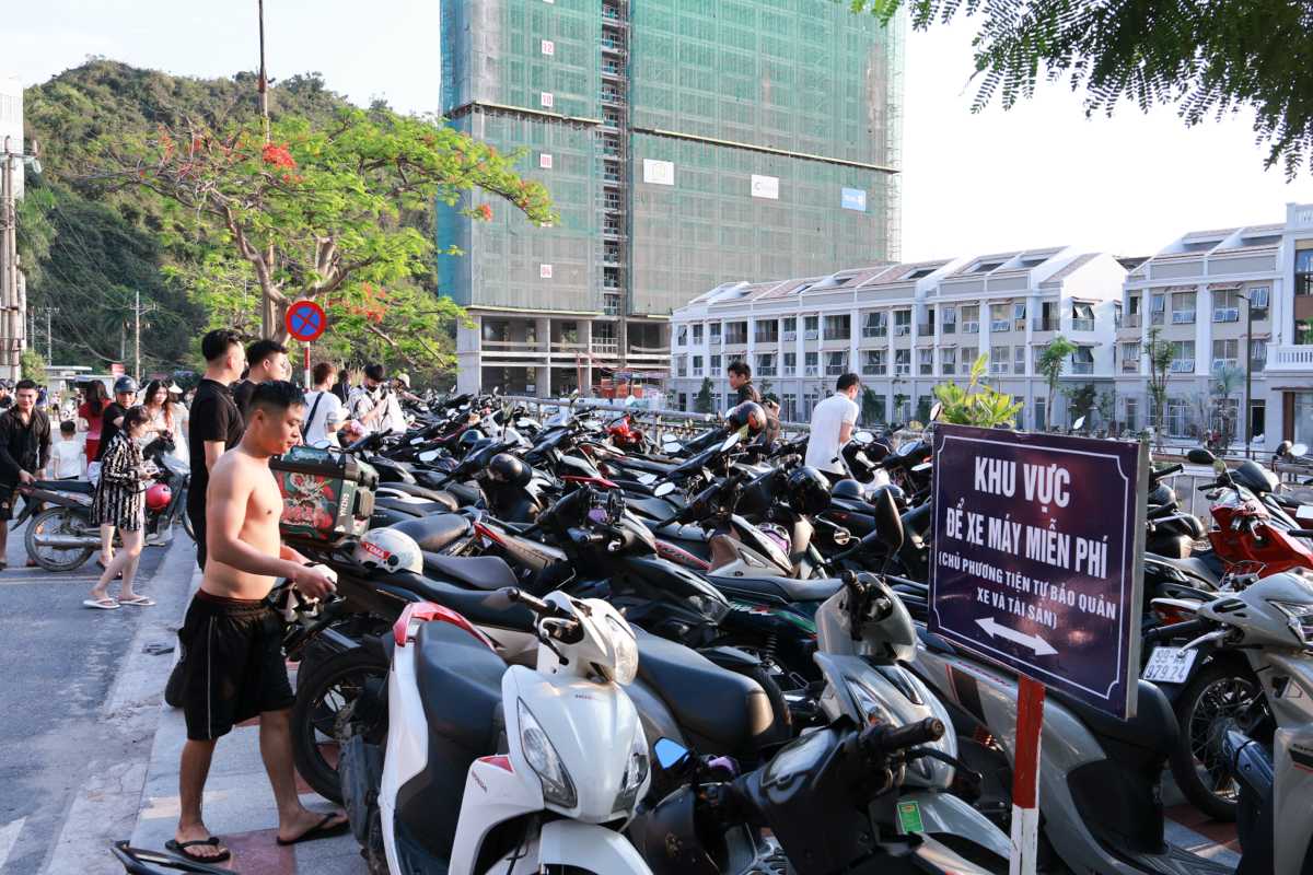 Song song với việc phân luồng, điều tiết giao thông, đặc khu Cát Hải đã bố trí điểm trông giữ xe máy miễn phí tại khu vực vỉa hè chân dốc Cát Cò. Giải pháp này tạo điều kiện thuận lợi cho người dân và du khách gửi phương tiện, hạn chế tình trạng dừng, đỗ xe không đúng quy định, góp phần giữ gìn mĩ quan và trật tự đô thị. Ảnh: Xuân Thủy