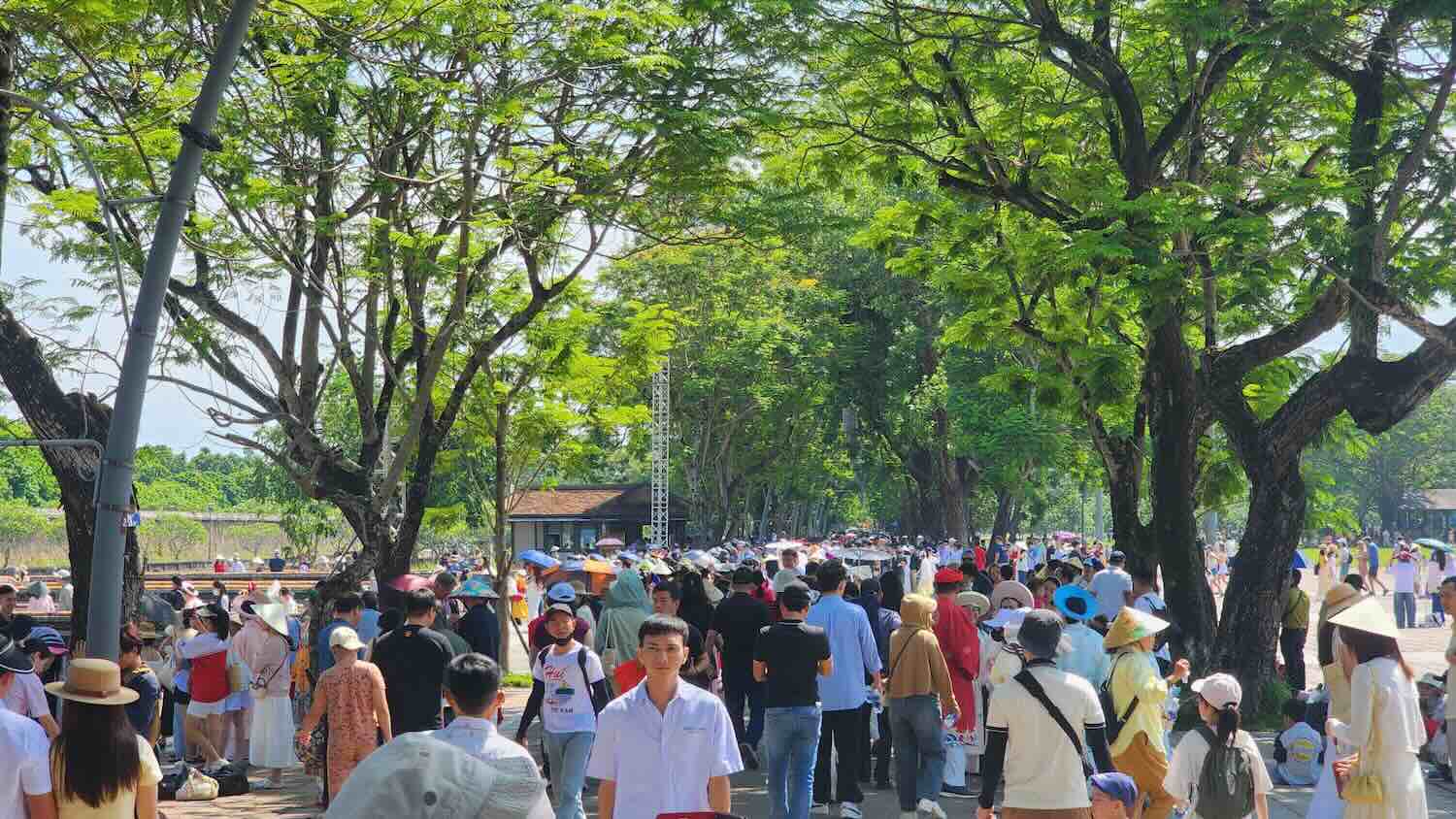 Tourists visit Hue relic. Photo: Quang An.