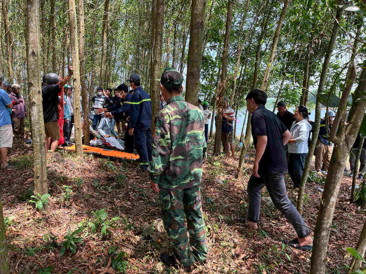 Functional forces have found the body of the drowning victim at Go Lang dam, Van Tuong commune, Quang Ngai province. Photo: Duc Minh