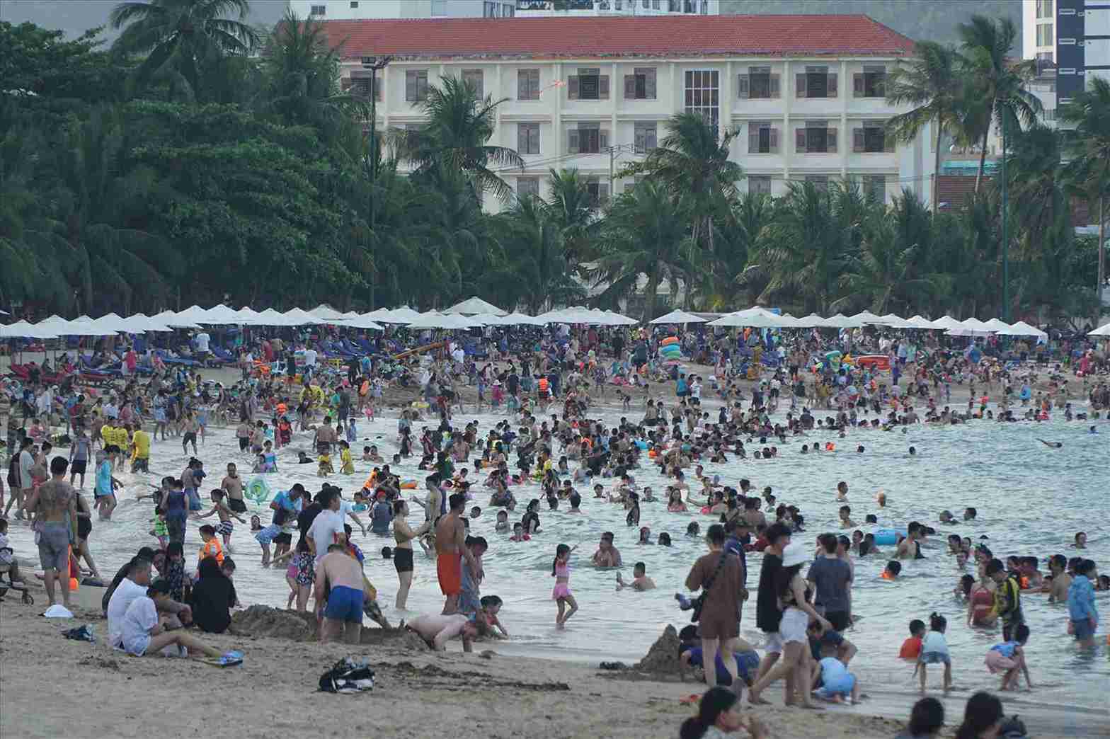 Functional agencies are implementing measures to ensure safety for tourists swimming in Nha Trang. Photo: Huu Long