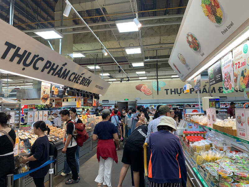 Gia đình đưa trẻ nhỏ đến siêu thị Emart vui chơi, ăn uống. A