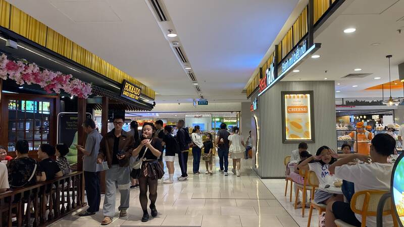 Trung tâm thương mại Takashimaya nhộn nhịp khách.