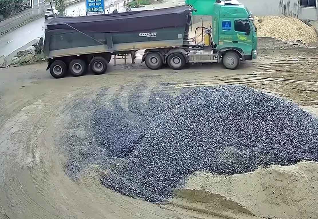 Xe tải trọng lớn chạy sát nhà dân, gây bụi bặm, tiếng ồn suốt ngày đêm. Ảnh: Quang Đại
