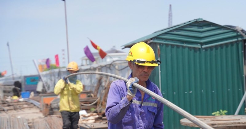 Bất chấp ngày lễ, công nhân vẫn làm đường 5.000 tỷ đồng ở Hưng Yên