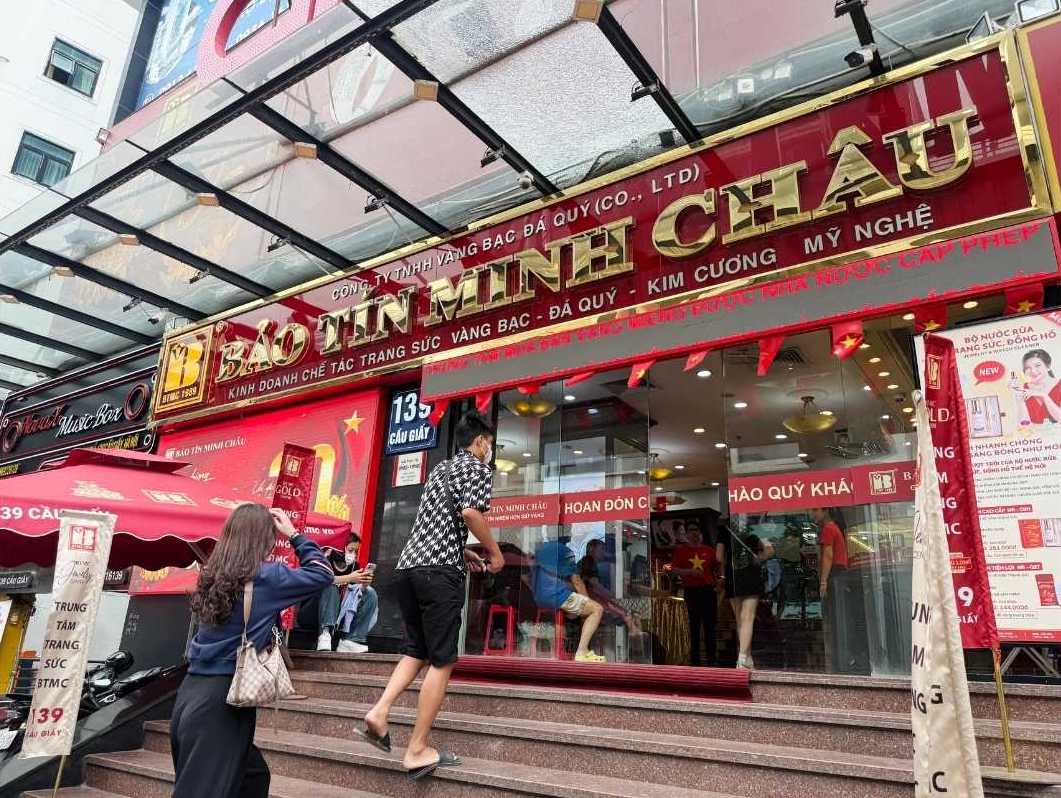 Tấp nập người dân vào giao dịch vàng nhẫn tại một tiệm vàng trên đường Cầu Giấy (Hà Nội) trong ngày nghỉ lễ. Ảnh: Phương Anh