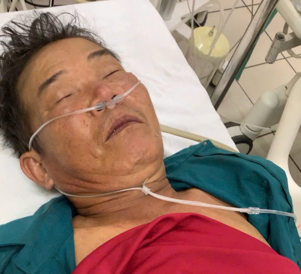 Ông rơi vào tình trạng nguy kịch, phải điều trị liên tục tại Bệnh viện Trung ương Huế. Ảnh: Gia đình cung cấp