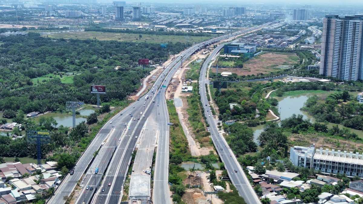 Toàn cảnh ghi nhận giao thông qua khu vực cửa ngõ phía Đông TPHCM thông thoáng ngày 1.5. Ảnh: Anh Tú