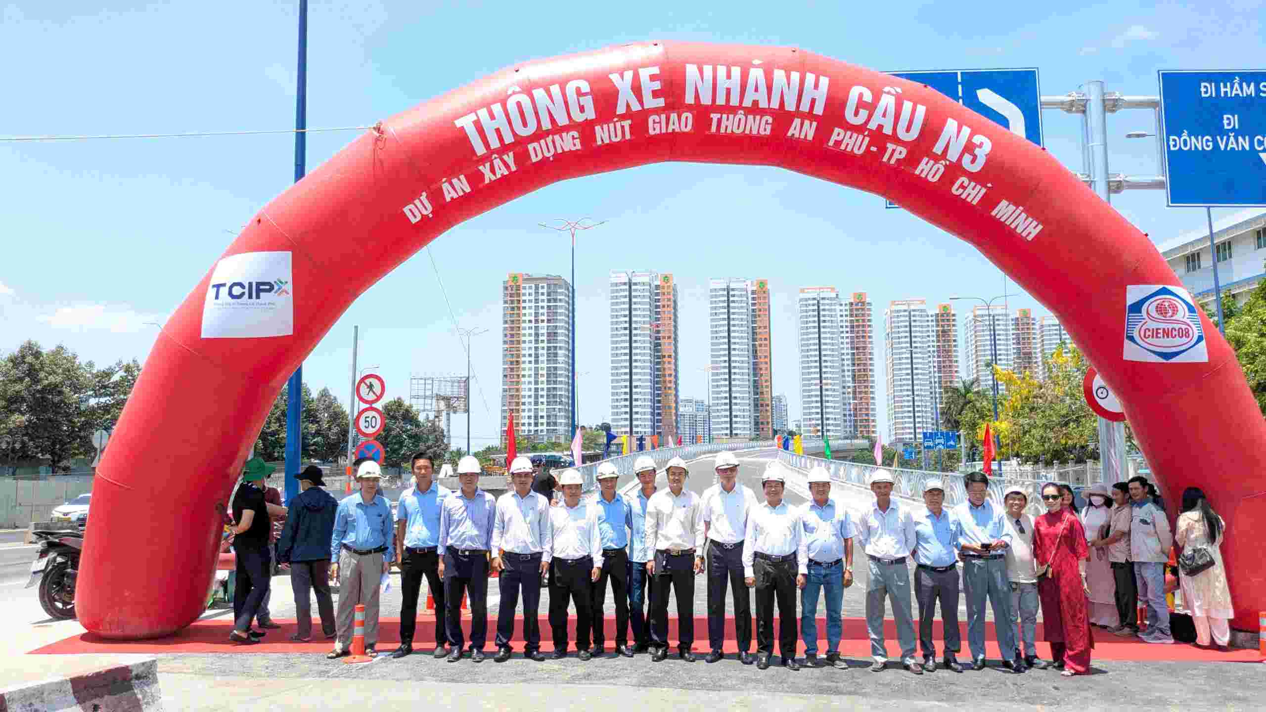 Thông xe nhánh cầu vượt N3 thuộc dự án nút giao An Phú ngày 1.5. Ảnh: Anh Tú