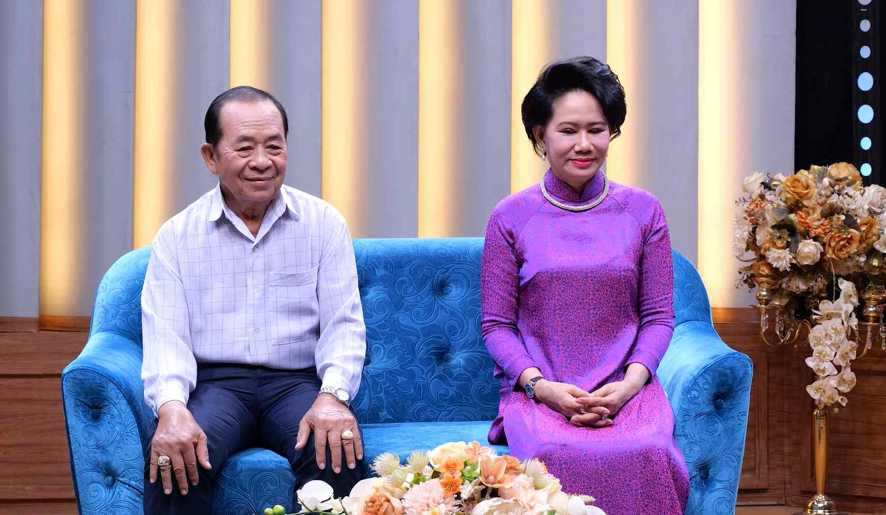 La pareja con diferencia de edad comparte sobre su vida matrimonial en el programa de citas. Foto: Unidad MCV.