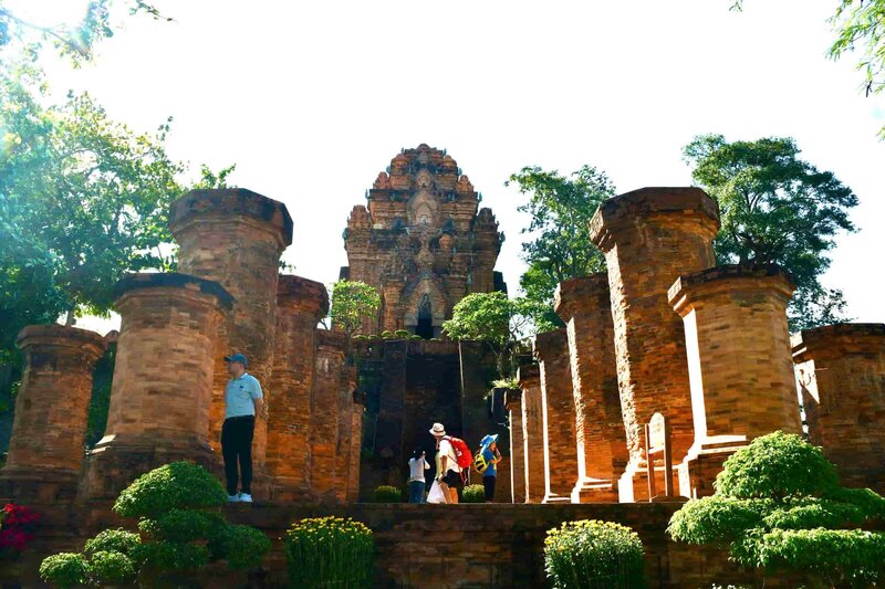 Tháp Bà Ponagar, nằm trên đỉnh đồi cửa sông Cái - Nha Trang, là một trong những khu đền tháp Chăm lớn đẹp nhất còn được bảo tồn đến hôm nay. Ảnh: Bình Quý