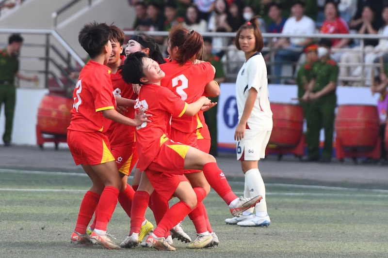 La sub-17 femenina de Vietnam se enfrenta a la sub-17 femenina de Tailandia. Foto: VFF