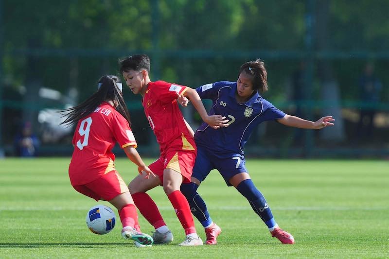 Les U17 féminines vietnamiennes rencontrent les U17 féminines thaïlandaises. Photo: VFF