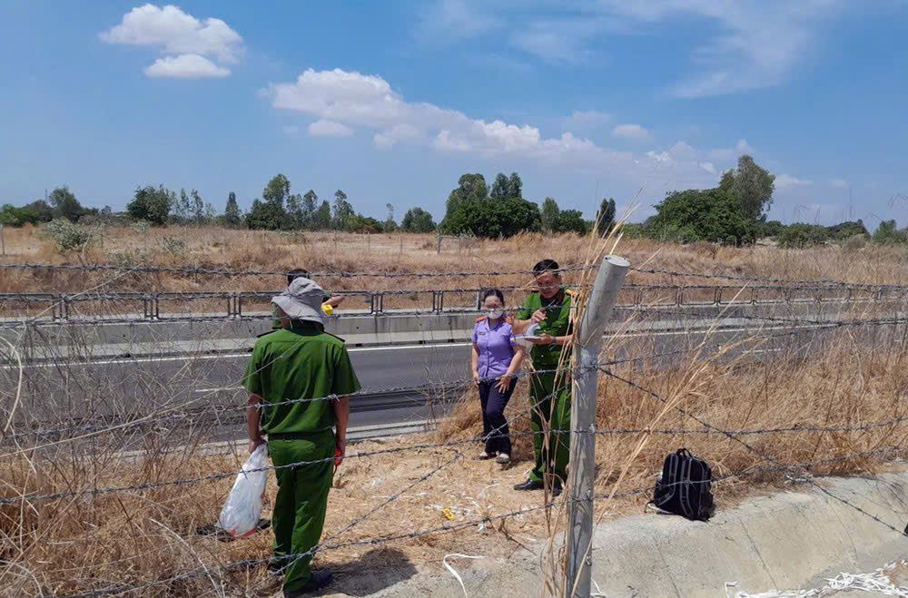 Cơ quan điều tra khám nghiệm hiện trường vụ cắt trộm dây cáp điện trên cao tốc Phan Thiết - Vĩnh Hảo. Ảnh: Quang Nhân 