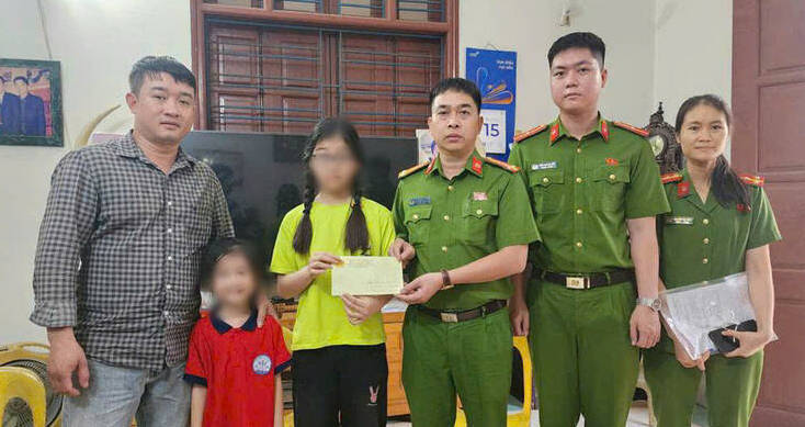 Công an xã Liên Minh thăm hỏi, tặng quà cho cháu Bùi Bảo Anh. Ảnh nguồn: CATPHN