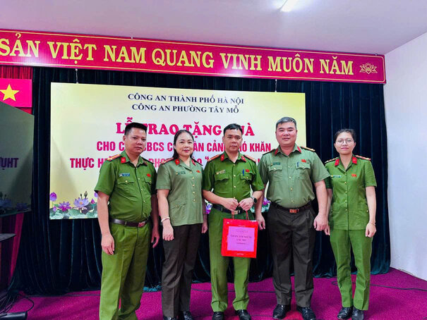 Tay Mo Ward Police present gifts to officers and soldiers in difficult circumstances. Photo: source: CATPHN