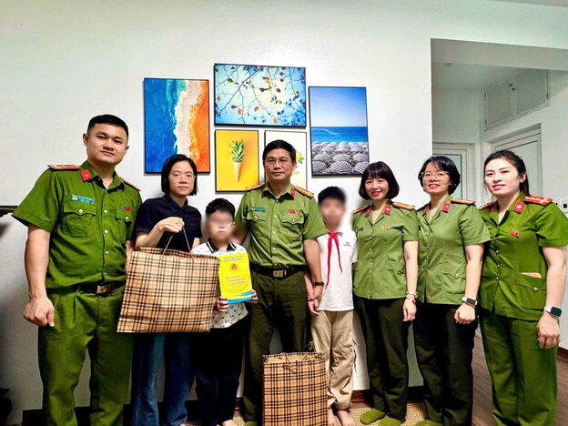 Công an phường Hoàng Liệt trao tặng phần quà “Chắp cánh những ước mơ” trị giá 12 triệu đồng cho cháu Trần Gia Huy. Ảnh: Nguồn CATPHN