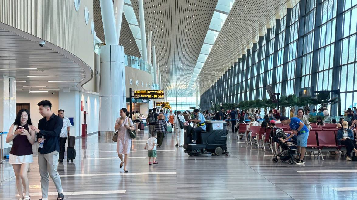 Không gian bên trong nhà ga T3 sân bay Tân Sơn Nhất thông thoáng, rộng rãi trong ngày 1.5. Ảnh: Anh Tú