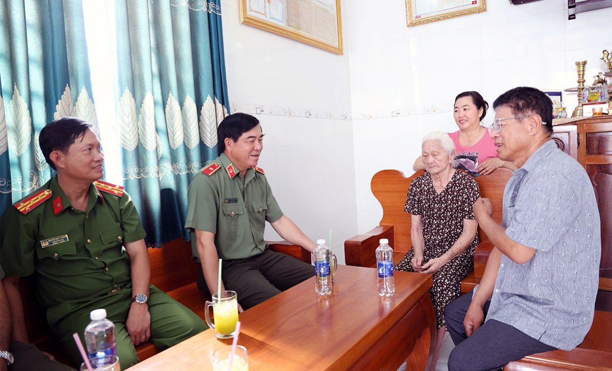 Đoàn công tác Công an tỉnh An Giang do Thiếu tướng Nguyễn Văn Hận dẫn đầu đã đến thăm tặng quà Mẹ Việt Nam anh hùng Nguyễn Thị Hến, phường Thới Sơn. Ảnh: Vũ Tiến