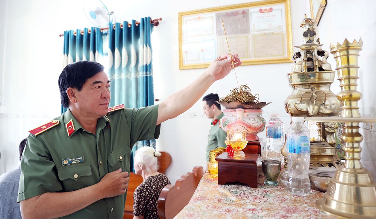 Thiếu tướng Nguyễn Văn Hận dâng hương lên bàn thờ gia đình, nơi thờ cúng các liệt sĩ... Ảnh: Vũ Tiến