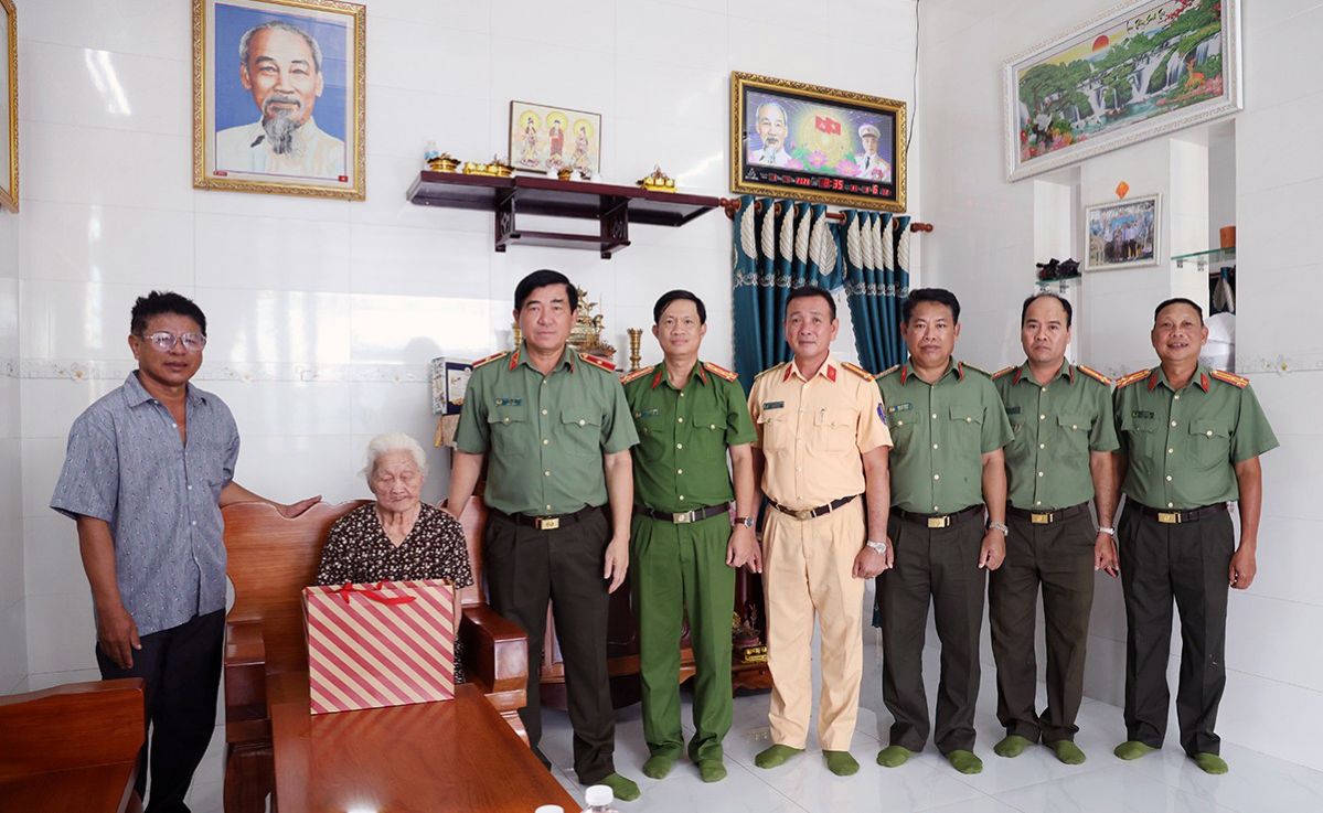 Đoàn công tác chụp ảnh lưu niệm với gia đình Mẹ Việt Nam anh hùng. Ảnh: Vũ Tiến