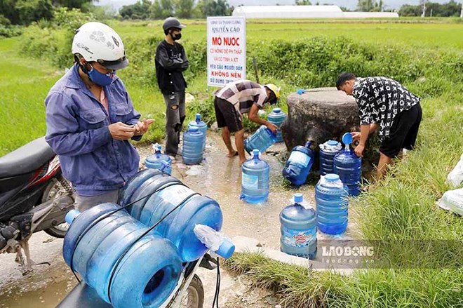 People take water at the water source of Thanh Nua commune, Dien Bien province. Photo: Quang Dat