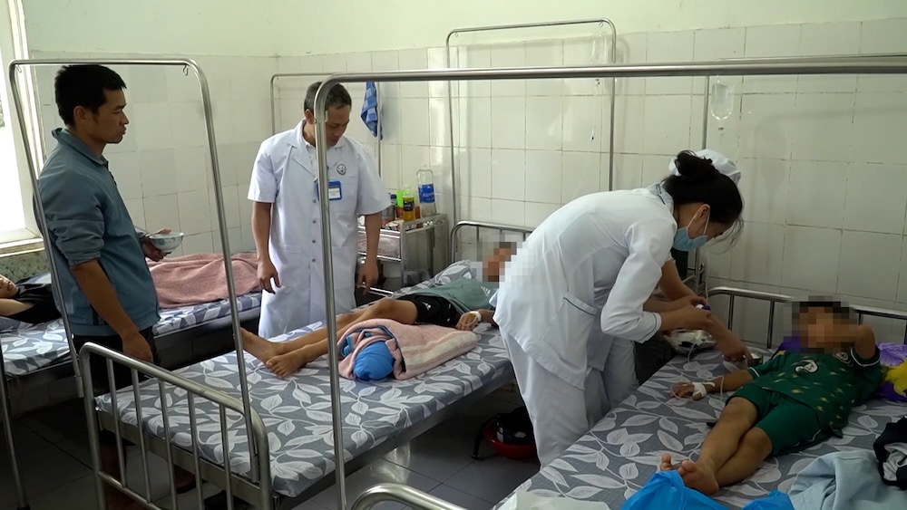 Food poisoning suspected to be due to eating bread, more than 60 people hospitalized. Photo: Hung Tho