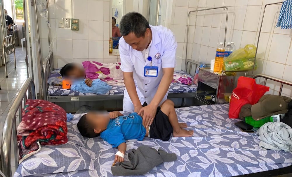 Le médecin examine l'état de santé du patient souffrant d'intoxication alimentaire. Photo: Hưng Thơ