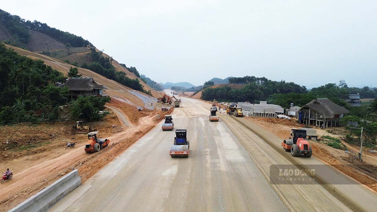 Tuyen Quang - Ha Giang expressway construction site is still bustling with engine sounds during the long holiday. Photo: Nguyen Tung
