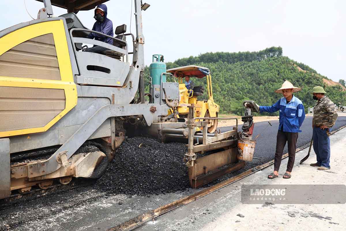 Các gói thầu xây lắp được đẩy nhanh tiến độ, thi công cả ngày lẫn đêm. Ảnh: Nguyễn Tùng.